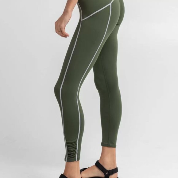 NWT Free People You're A Peach Legging in Secret Moss - Picture 3 of 4